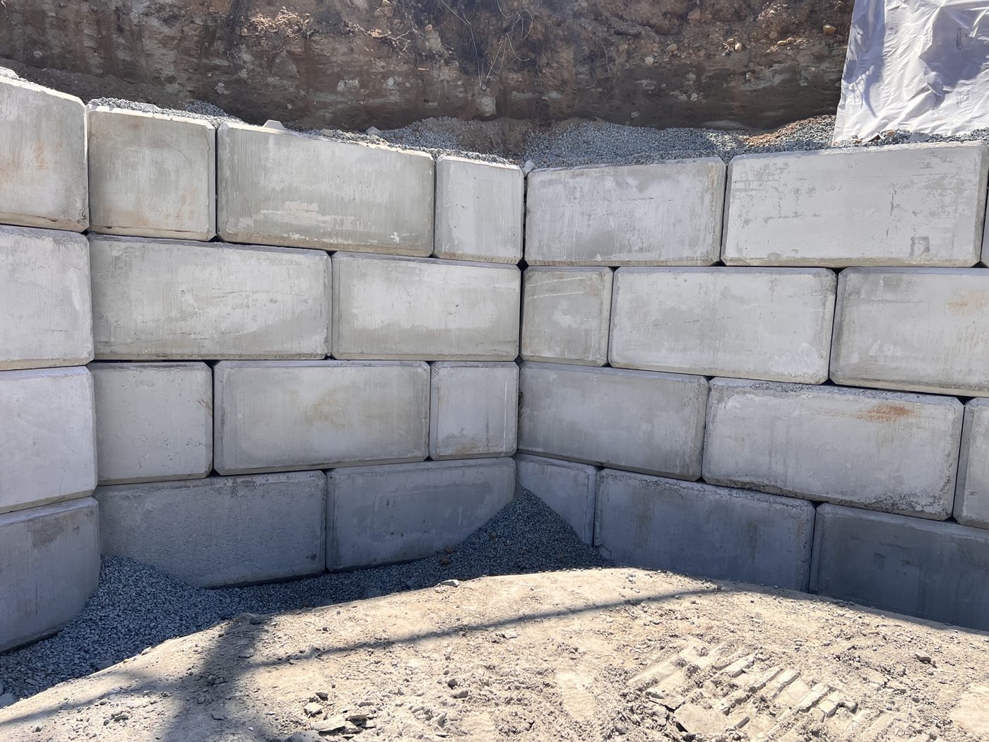 Interlocking-block retaining wall corner